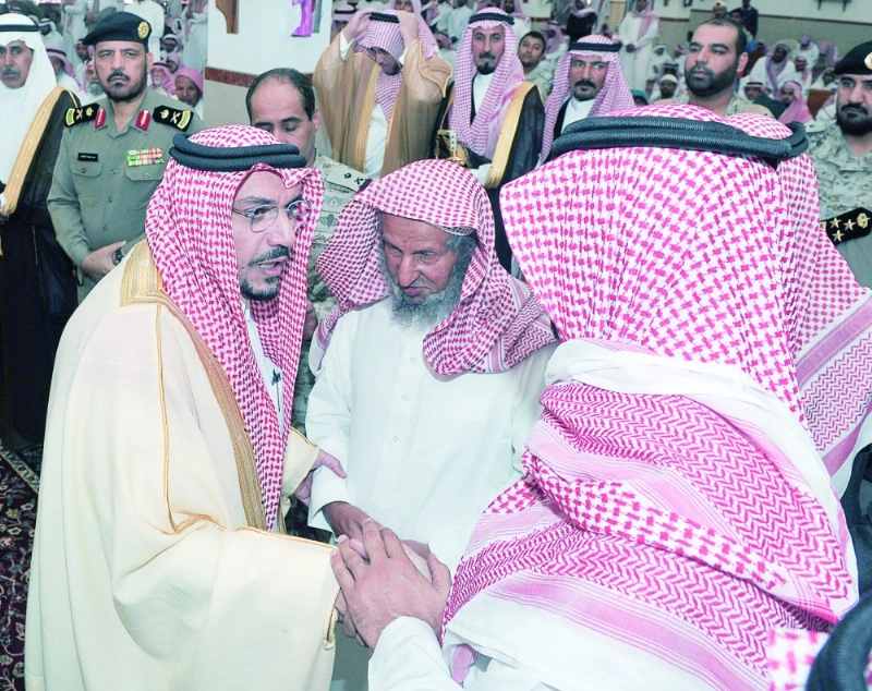 فيصل بن بندر يعزي ذوي الشهيد الزنيدي (واس)