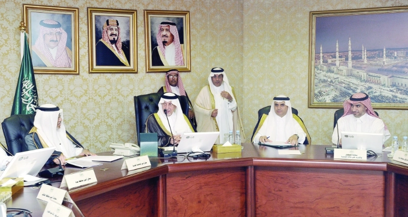 خالد الفيصل لدى مناقشة مشروعات المنطقة (مكة)