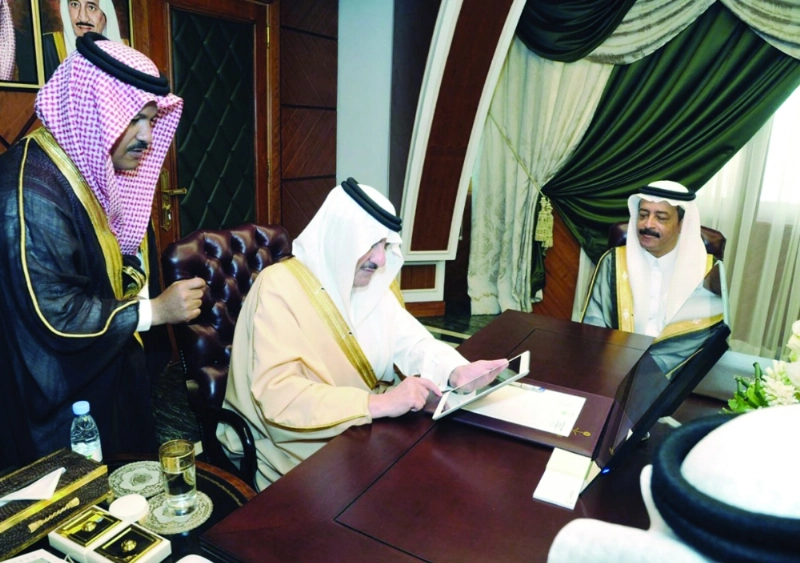 سعود بن نايف لحظة التدشين (واس)