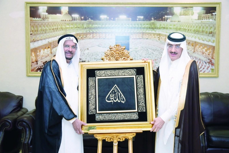 بندر حجار يقدم هدية لشوكت علي سودن (مكة)