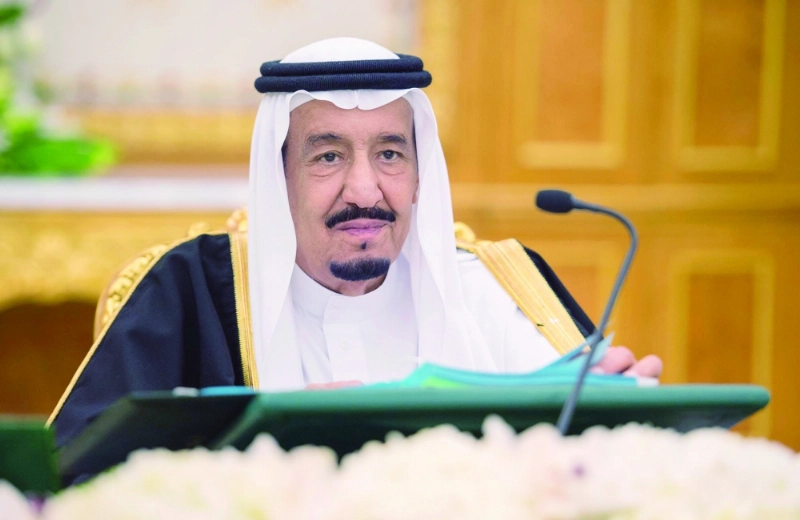 الملك سلمان مترئسا جلسة مجلس الوزراء أمس في قصر اليمامة بالرياض (واس)