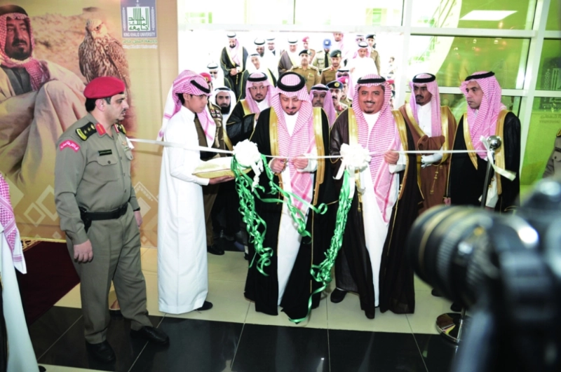 فيصل بن خالد لحظة افتتاح المؤتمر (واس)