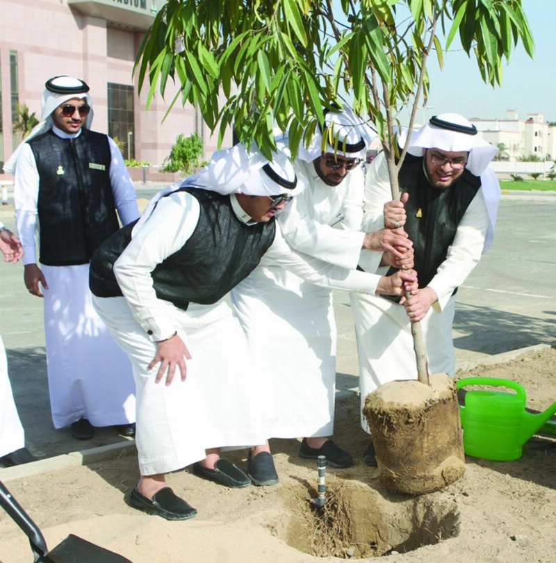 مسؤولو الجامعة خلال زراعة إحدى الأشجار (مكة)