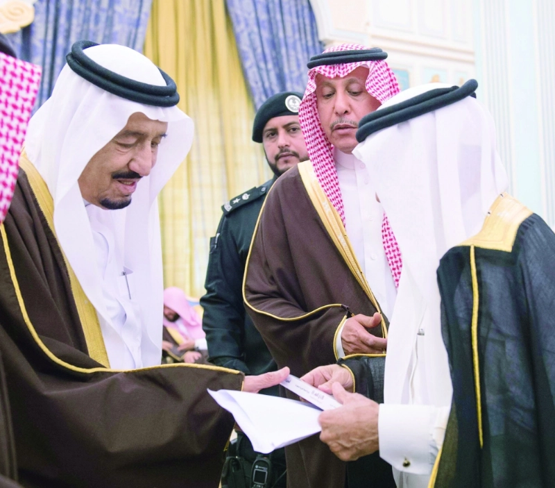 .. ومتسلما خطابا من أحد الحضور