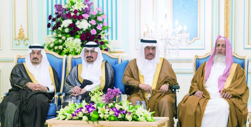 أمير الرياض والمفتي خلال الاستقبال