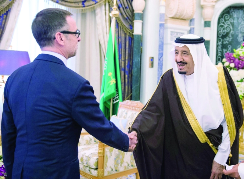 الملك سلمان مستقبلا فرناندو جنتليني في مكتبه بقصر اليمامة أمس (واس)