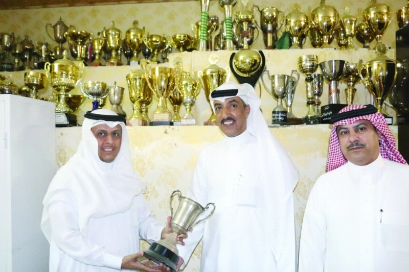 اليامي والزايدي والزميل عطالله الجعيد مع أقدم كأس حصل عليه فريق وج (مكة)