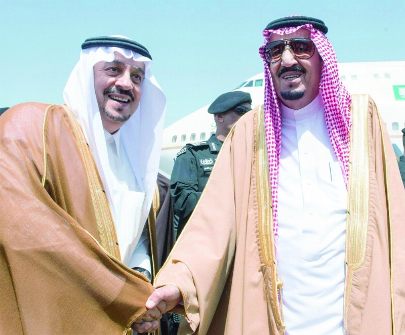.. ومصافحا فيصل بن بندر لدى مغادرته الرياض