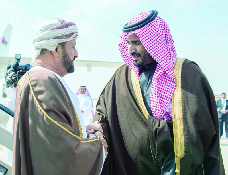 .. ومصافحا الوزير العماني المسؤول عن شؤون الدفاع