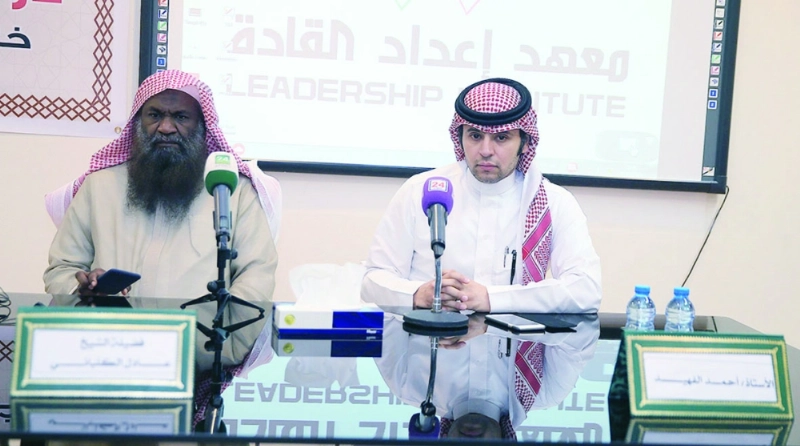 عادل الكلباني خلال حديثه في المحاضرة (مكة)