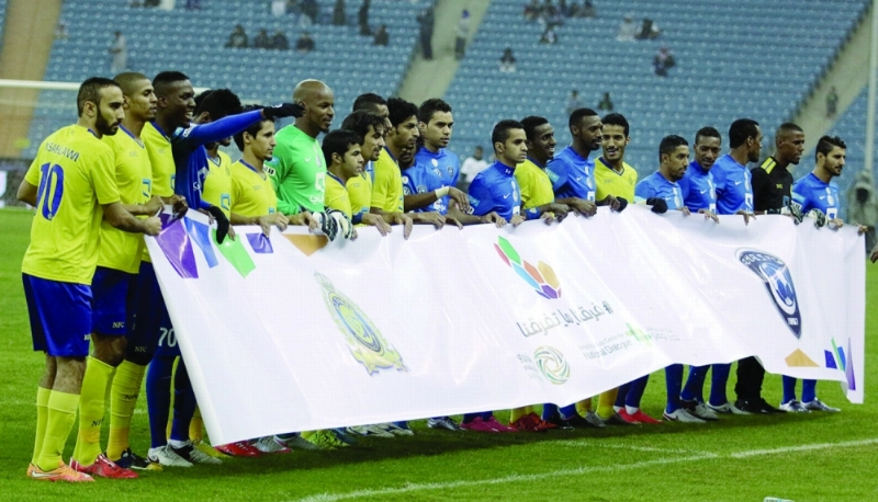 لاعبو الهلال والنصر قبل بدء مواجهة سابقة (مكة)