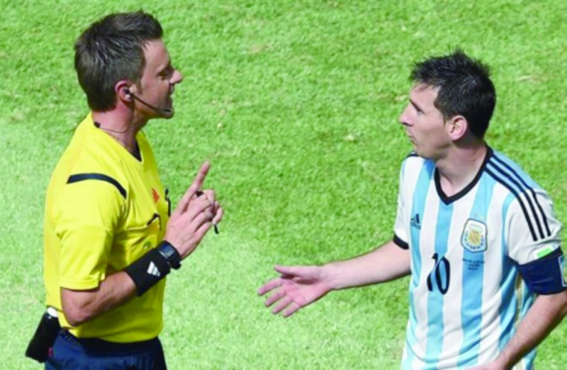 ريتزولي مع ميسي في نهائي كأس العالم الماضية (مكة)