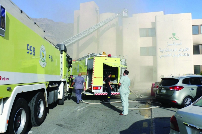 آليات الدفاع المدني لحظة مباشرتها حادثة الحريق في مكة أمس (مكة)