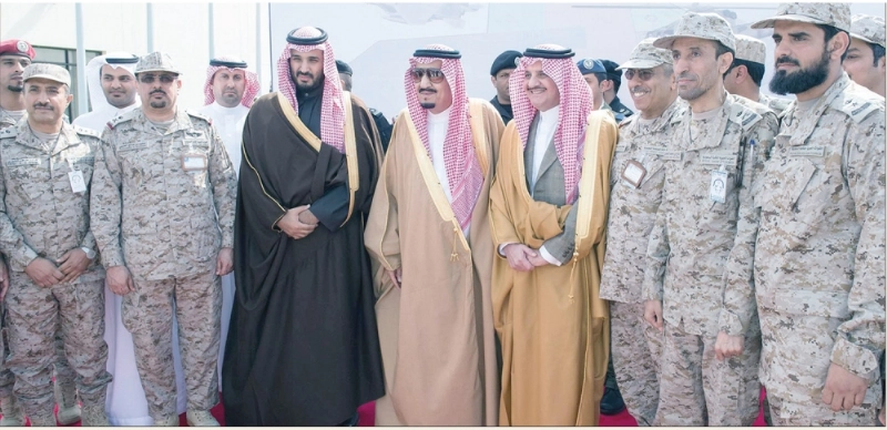 خادم الحرمين لدى وصوله إلى حفر الباطن أمس ويبدو ولي ولي العهد وأمير المنطقة الشرقية (واس)