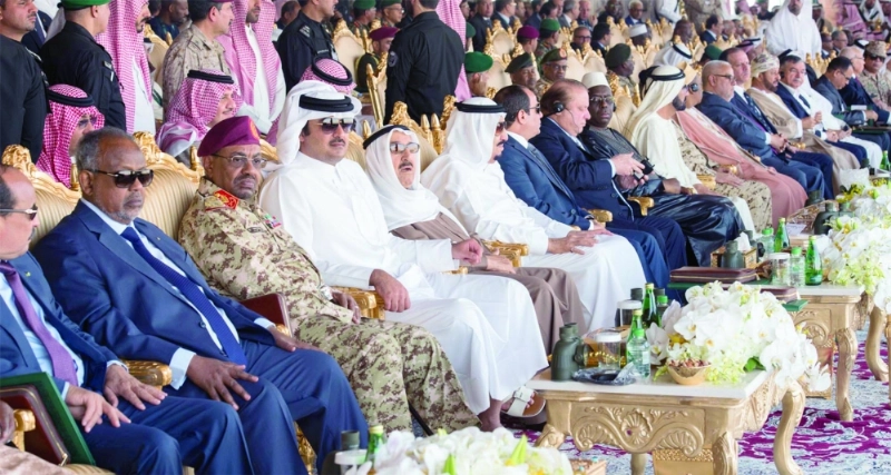 الملك سلمان وزعماء دول عربية وإسلامية يشاهدون مناورة رعد الشمال (بندر الجلعود)