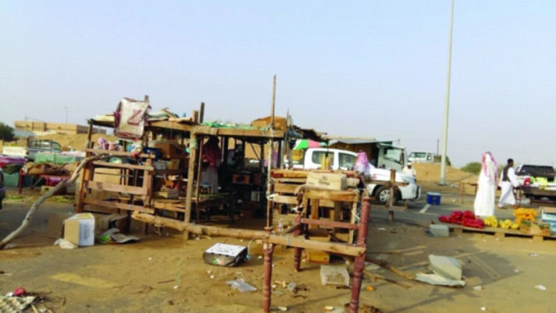 عريش يقي أحد الباعة من الشمس ولا يقيه من المطر