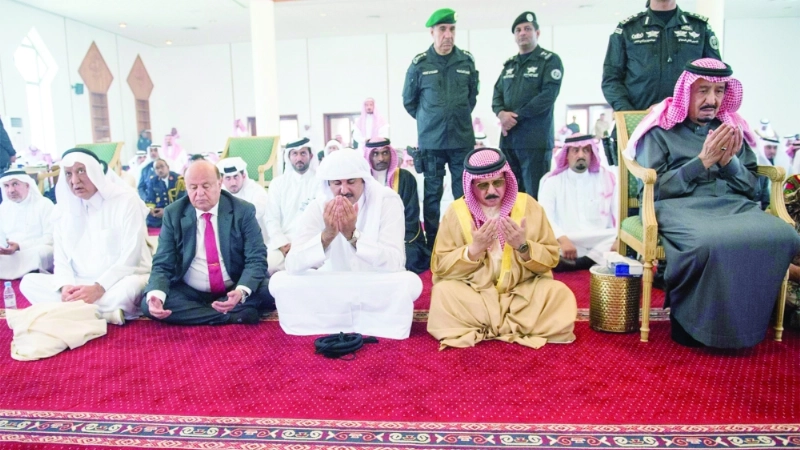 الملك سلمان وقادة الدول المشاركة في رعد الشمال يؤدون صلاة الجمعة أمس (بندر الجلعود)