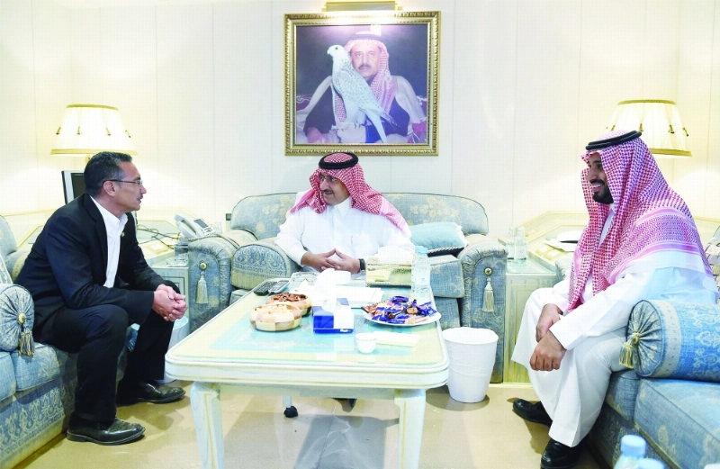 الأميران محمد بن نايف ومحمد بن سلمان خلال استقبال هشام الدين حسين (واس)