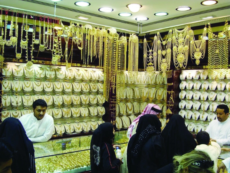 بائعان في أحد محلات الذهب (مكة)