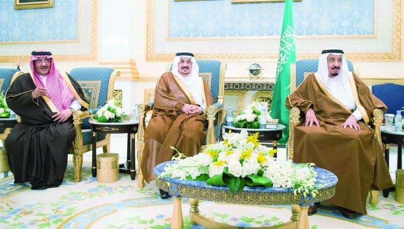 خادم الحرمين عقب وصوله الرياض قادما من حفر الباطن أمس وكان في استقباله الأميران فيصل بن بندر ومحمد بن نايف (واس)