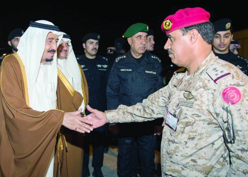 .. ومودعا عددا من القادة العسكريين في حفر الباطن