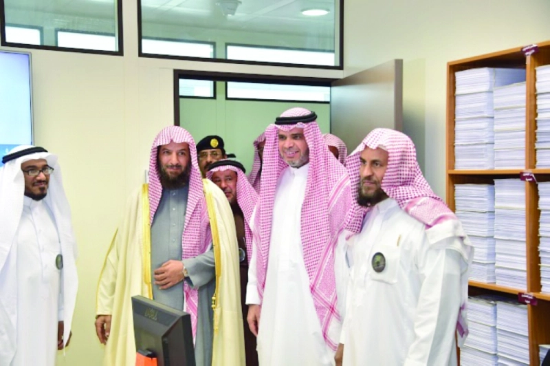 أحمد العيسى في زيارة سابقة لعمادة التعليم الالكتروني بجامعة الإمام (مكة)