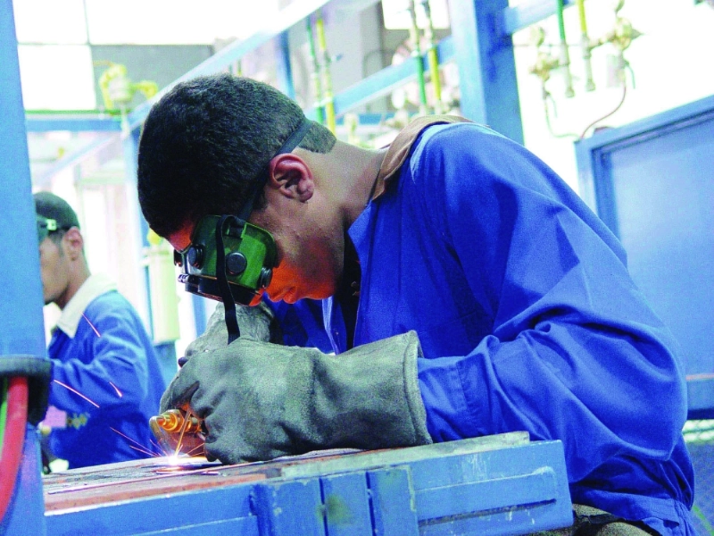 فنيون يتدربون على اللحام (مكة)