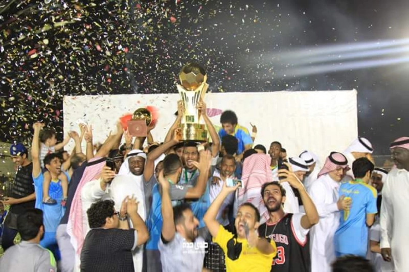 لاعبو شباب البوادي يحتفلون بالكأس (مكة)