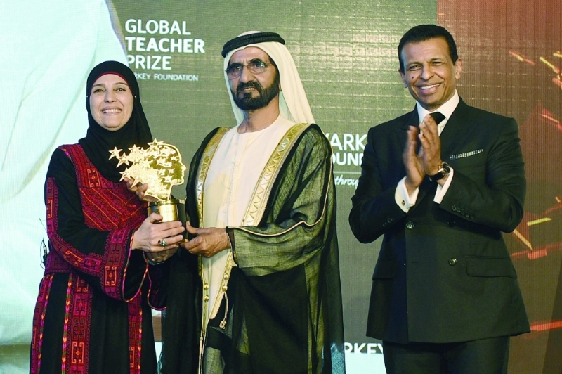 الشيخ محمد بن راشد يسلم الحروب جائزتها (أ ف ب)