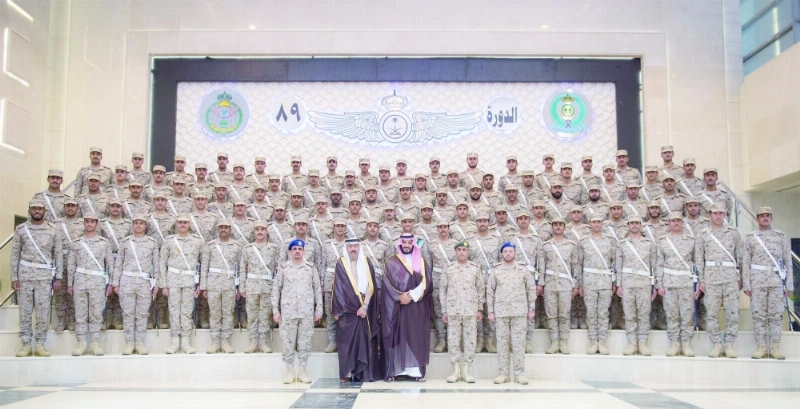 .. وفي صورة جماعية مع الخريجين (واس)