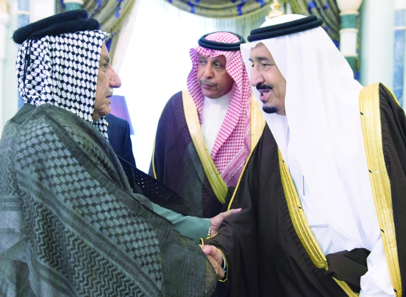 الملك سلمان يصافح أحد أعضاء وفد البرلمان العراقي