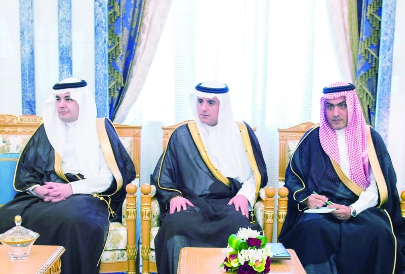عادل الجبير يتوسط عادل الطريفي وثامر السبهان (واس)