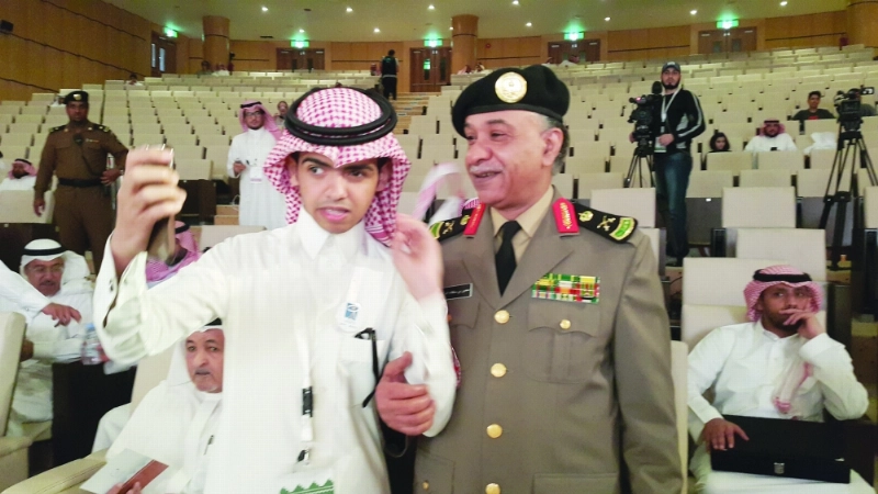 زائر كفيف يلتقط صورة سيلفي مع منصور التركي (مكة)
