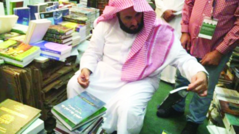 وليد الصمعاني متأملا الكتب (أحمد الحمادي)
