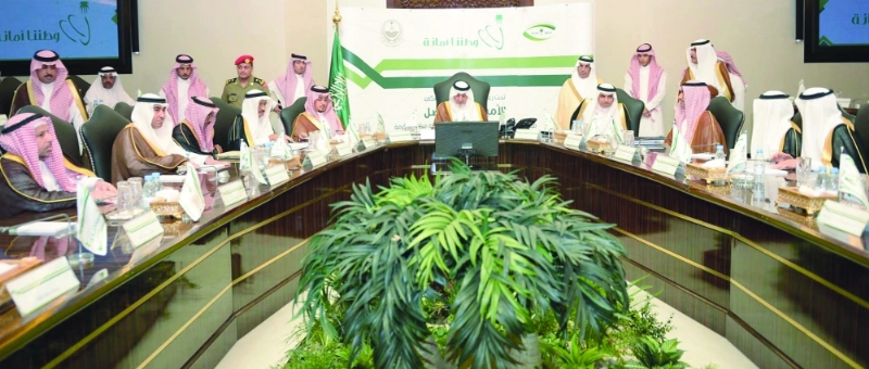 خالد الفيصل مدشنا حملة وطننا أمانة في جدة أمس (واس)