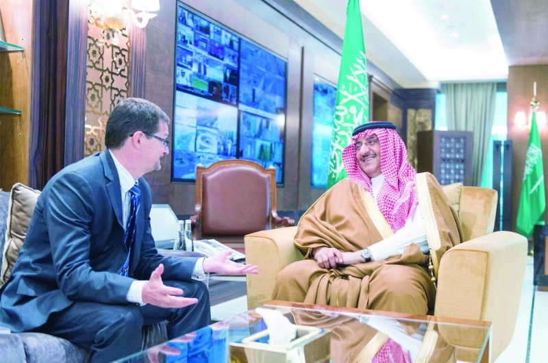 ولي العهد خلال استقباله السفيرين الأوزبكستاني والفنلندي أمس (واس)