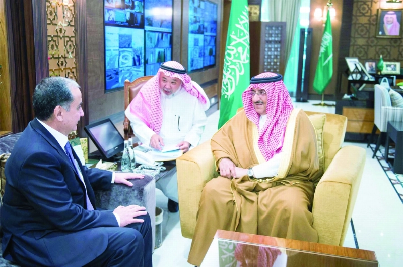 ولي العهد خلال استقباله السفيرين الأوزبكستاني والفنلندي أمس (واس)