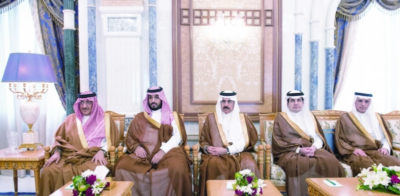 الأميران محمد بن نايف ومحمد بن سلمان وعدد من الوزراء خلال الاستقبال (واس)