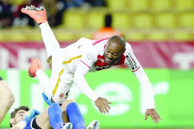لاعب موناكو فاجنر لوف يقفز فوق حارس رينس (أ ف ب)