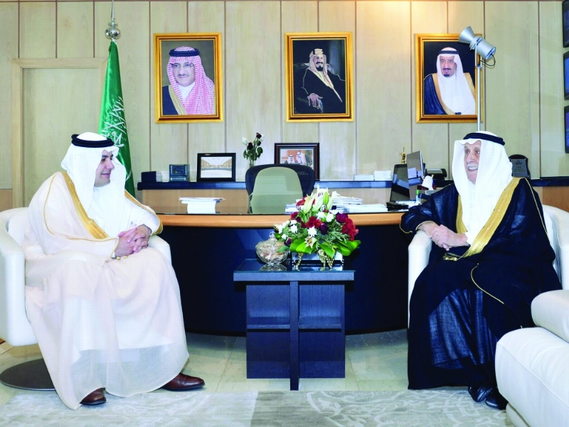 عادل الطريفي خلال استقباله جميل الحجيلان (واس)