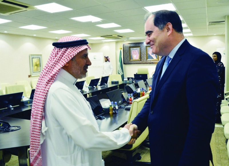 الربيعة يصافح ممثل أوتشا بالرياض أمس (واس)