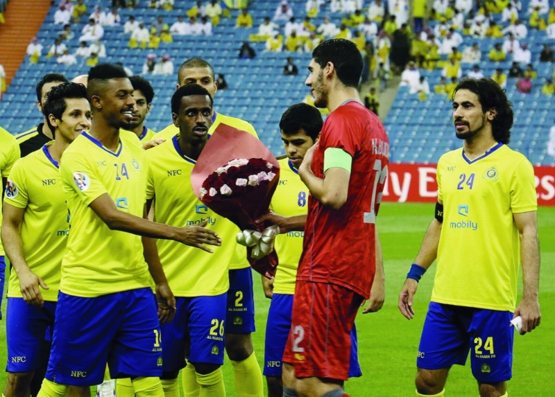 بوضياف يقدم باقة الورد لغالب (مكة)