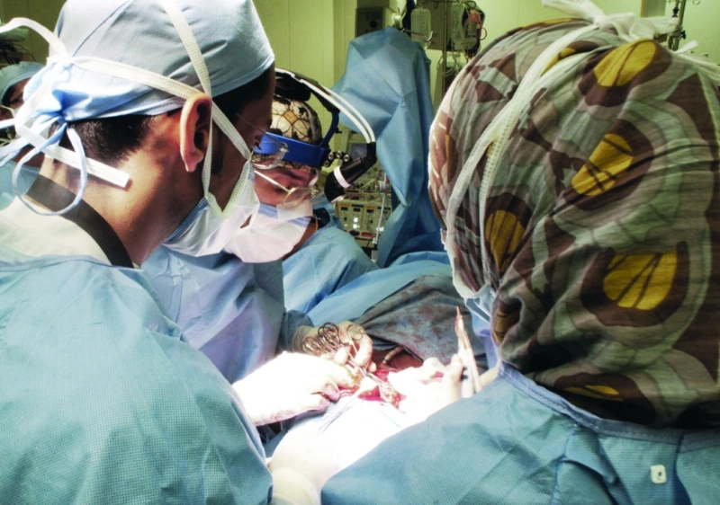 أطباء من المركز خلال إجراء إحدى العمليات الجراحية (واس)