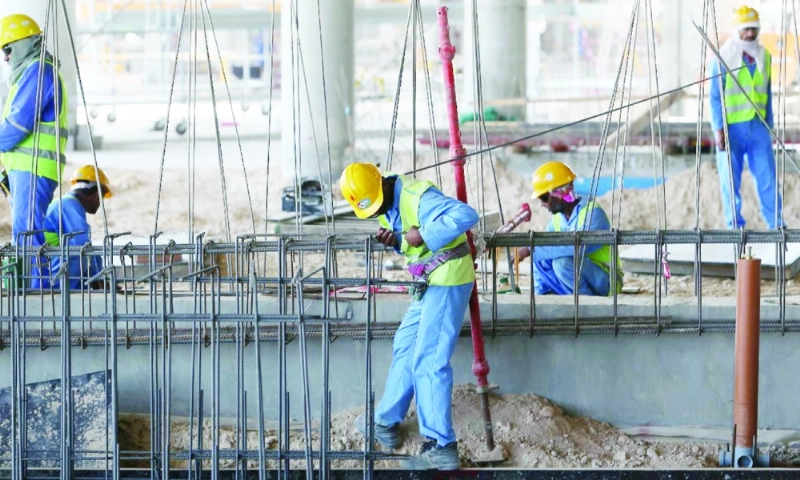 عمال في موقع مشروع تحت الإنشاء (مكة)
