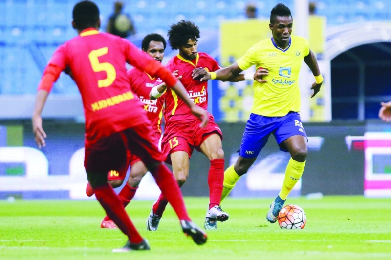 مايقا يحاول المرور من لاعب القادسية العبيد (مكة)