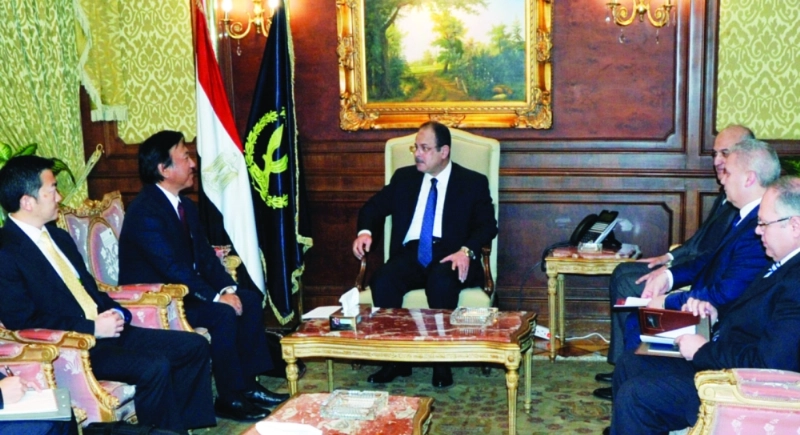 وزير الداخلية المصري مستقبلا السفير الياباني بالقاهرة (مكة)