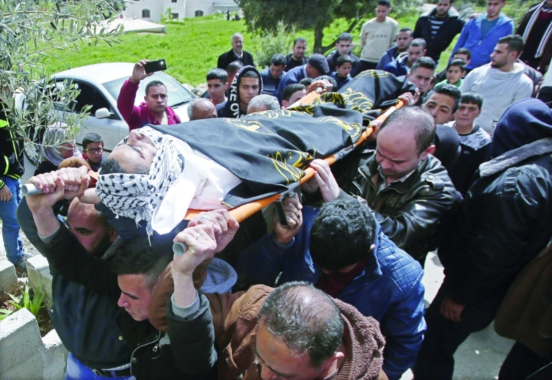 فلسطينيون يشيعون جثمان شهيد في الخليل (إ ب أ)
