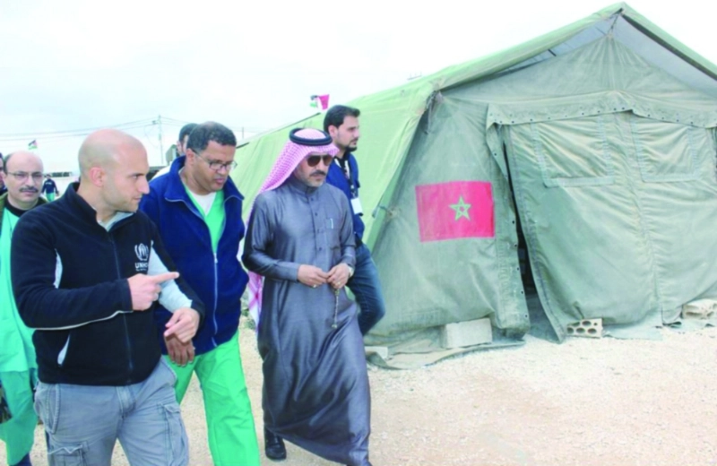 مسؤولون بالحملة السعودية خلال جولة بالزعتري (واس)
