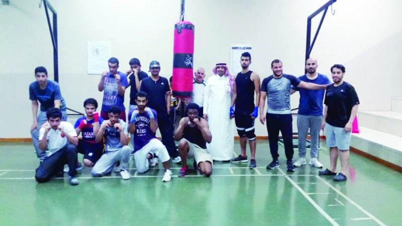 رئيس اتحاد الملاكمة بجانب لاعبي المركز (مكة)