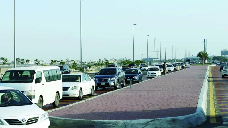 الزحام الذي تشهده فتحات الدوران على طريق الملك بجدة (غرم عسيري)